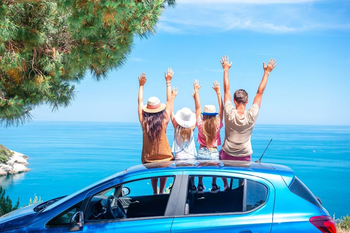 família viajando de carro para as praias do litoral de São Paulo